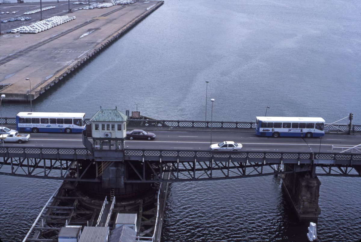 State Transit Mercedes 0405 MK V 3152 and 3150 cross the old Glebe Island Bridge just a day before the opening of the new Anzac Bridge built alongside. The buses are heading towards Bank Street, Pyrmont and ultimately the City. 2nd December 1995. Photographer: John Ward. Image courtesy of City of Sydney Archives